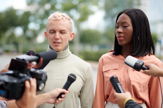 Photo témoins oculaires répondant aux questions des journalistes