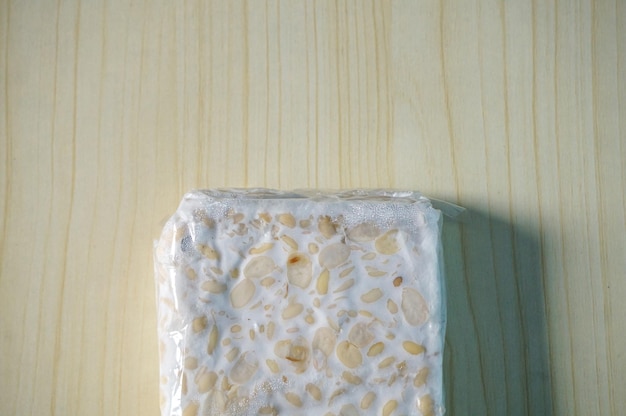 Tempe ou tempeh est un aliment traditionnel indonésien fait de haricots de soja fermentés sur un fond de bois