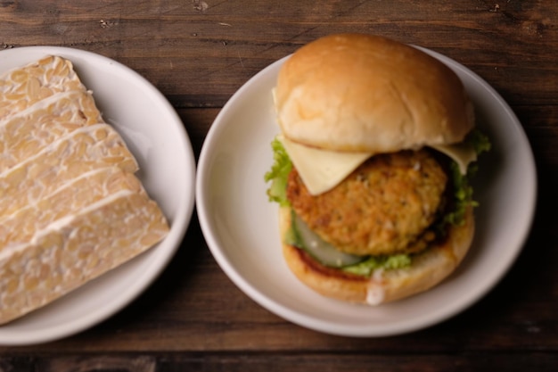 tempeh burger. burger de tempeh végétalien à faible teneur en glucides. nourriture saine. adapté à la perte de poids et au régime