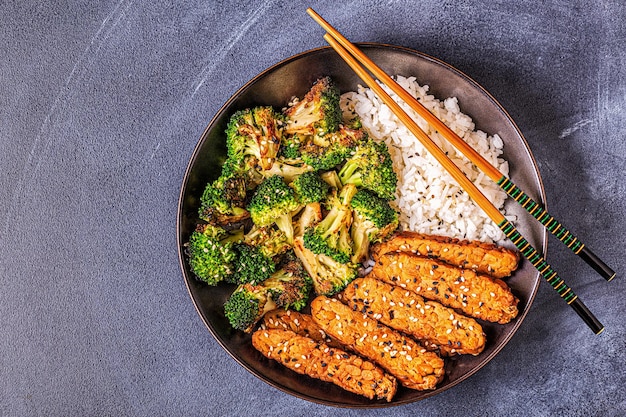 Tempeh frit avec riz et brocoli, cuisine traditionnelle indonésienne.