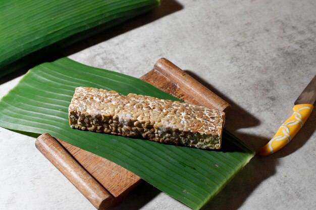 Tempeh Semangit ou Tempe Bosok, ingrédient faisant du Sambal Tumpang Kediri. Tempe Busuk est une graine de soja fermentée pourrie, gastronomique traditionnelle d'Indonésie