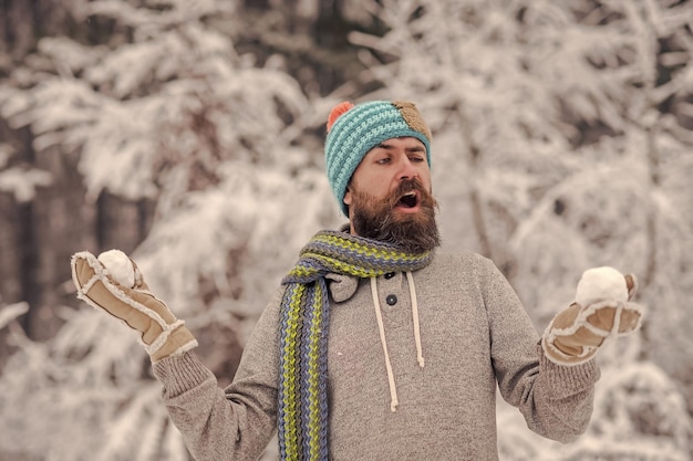 Température glaciale homme barbu avec des boules de neige dans la forêt enneigée soins de la peau soins de la barbe dans la victoire ...