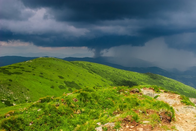 Tempête dans les montagnes. Vue depuis le sommet