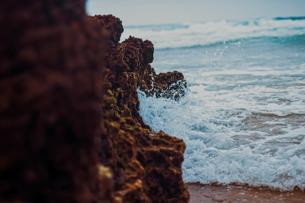 Tempête dans les vagues de l'océan se brisant sur les rochers sur la nature et le paysage aquatique de la côte de la plage