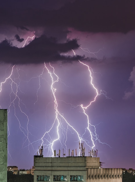 Photo tempête de foudre sur la ville, foudre