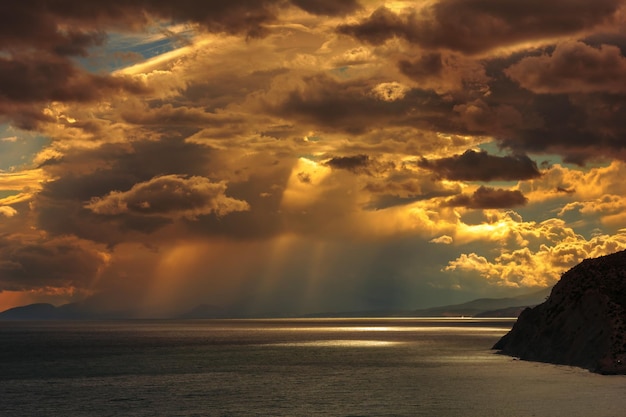 La tempête sur la mer au coucher du soleil