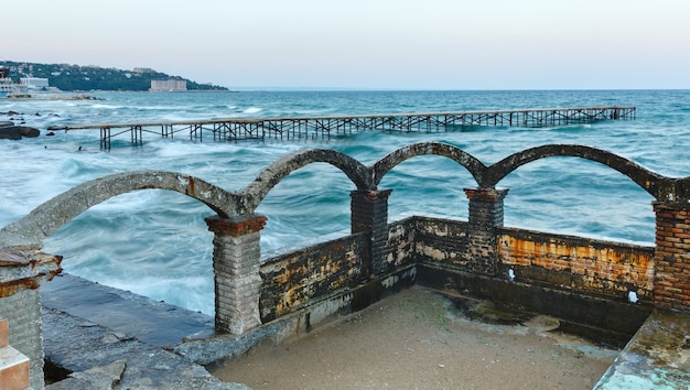 Tempête en mer et jetée en ruine (Mer Noire, Bulgarie, près de Varna).