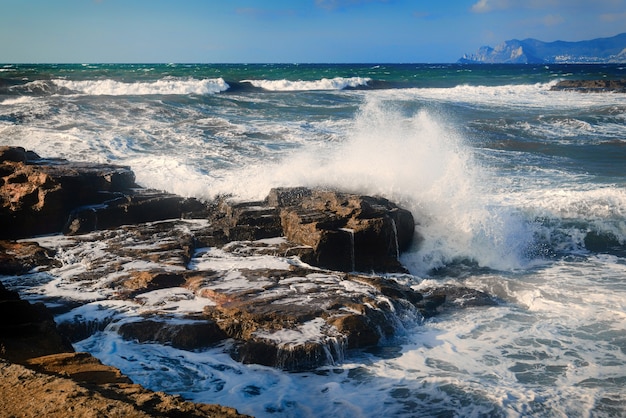 Tempête en mer par temps clair