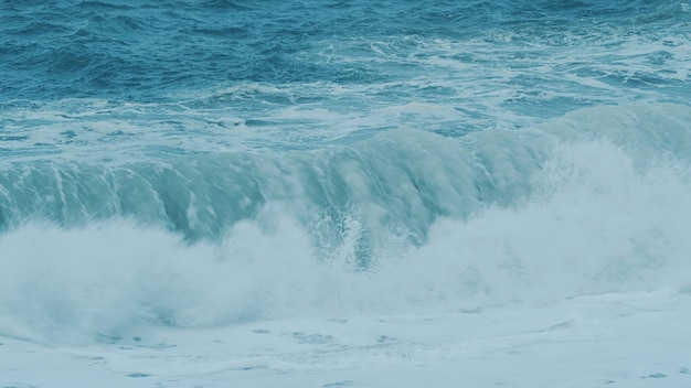 Une tempête sur la mer Une vague de l'océan S'écrase Une vague s'écrase contre la côte d'une île exotique