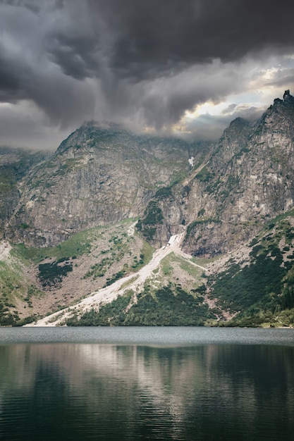 Tempête nuageuse sur le lac Morskie Oko reflétée dans l'eau