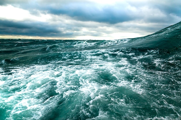 Tempête océanique Vagues de tempête en pleine mer Pas une mer calme en pleine mer