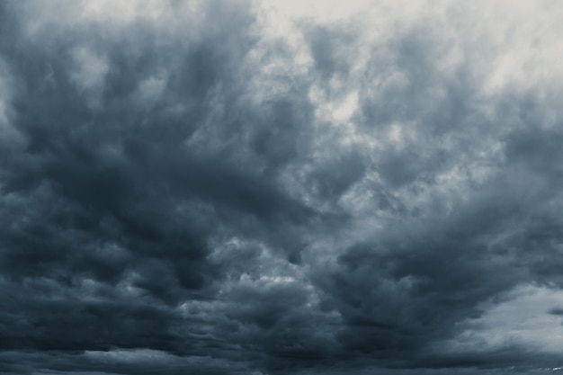 Tempête de pluie nuageux obscurité effrayant ciel en saison des pluies ton noir de couleur sombre.