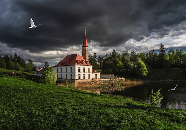 Tempête sombre à l'ancien château maltais. Paysage ensoleillé d'été dans l'ancienne ville russe de Gatchina. Russie