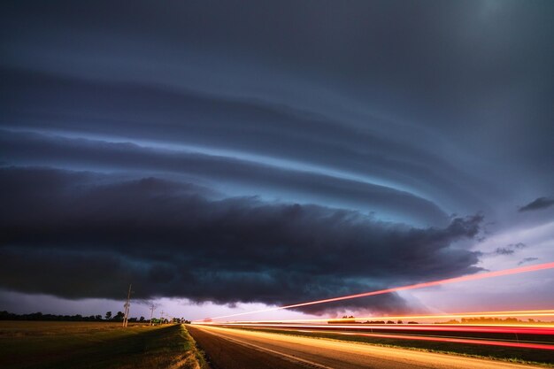 Photo tempête de supercellules avec des traînées de lumière pendant une épidémie de mauvais temps dans le kansas