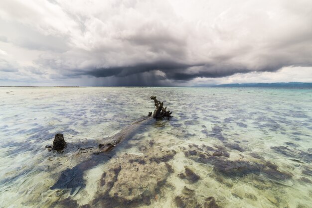 Tempête tropicale sur la mer transparente Sulawesi Indonésie