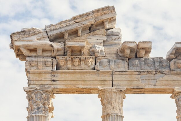 Temple d'Apollon à l'ancienne ville de Side dans la région d'Antalya sur la côte méditerranéenne de la Turquie.