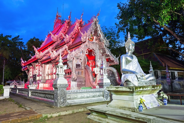 Temple d'argent la nuit à Chiang Mai, Thaïlande