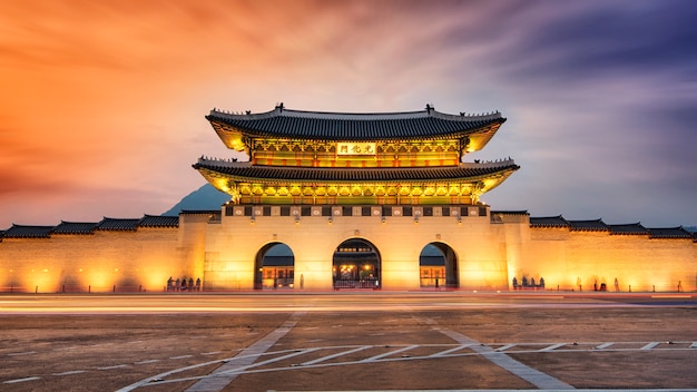 Temple asiatique au coucher du soleil