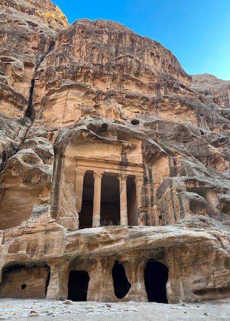 Temple au-dessus d'une maison RockCut à Little Petra ou Siq AlBarid Jordanie