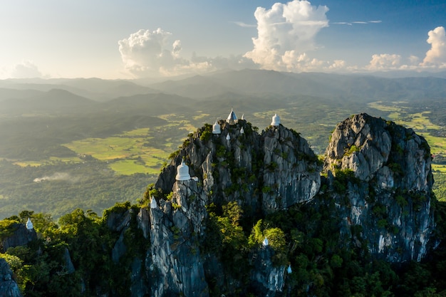 Photo temple au sommet des montagnes en thaïlande