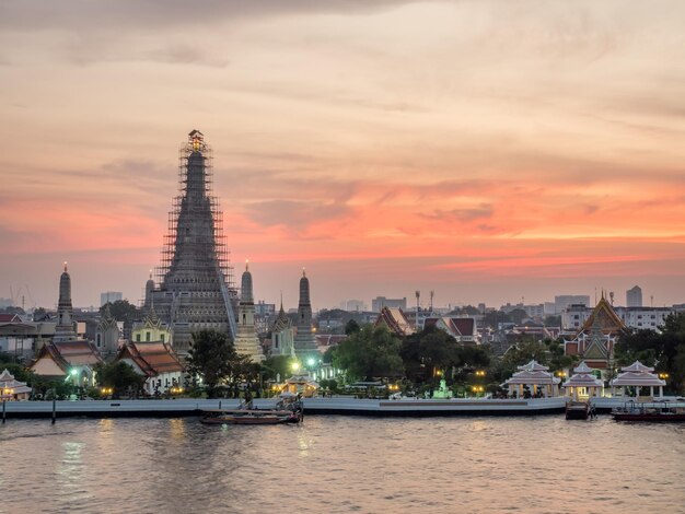 Temple de l'Aube côté pagode principale de la rivière Chaophraya sous le ciel du soir au crépuscule à Bangkok en Thaïlande