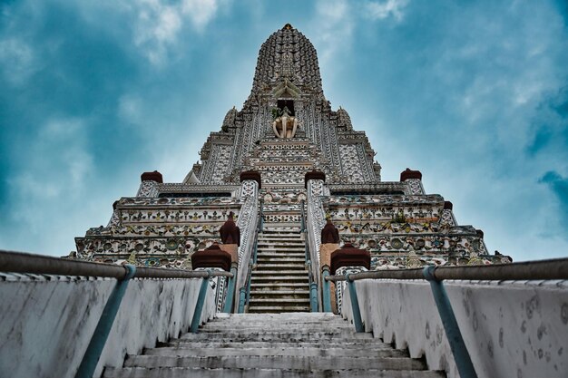 Photo le temple de l'aube wat arun est un temple bouddhiste et tire son nom du dieu hindou aruna