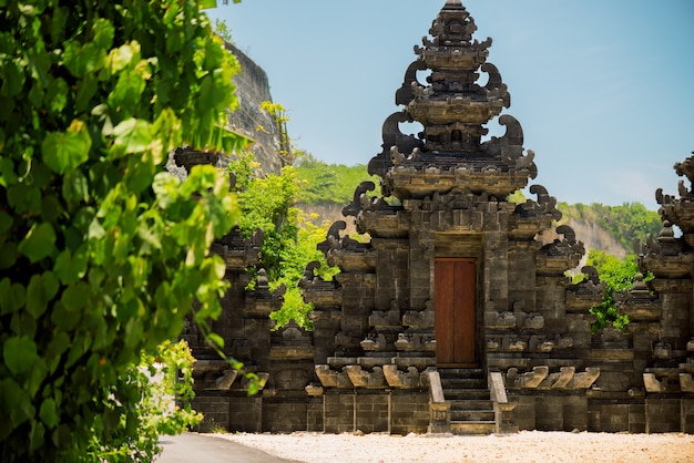 Temple de Bali au bord de l'océan Indien