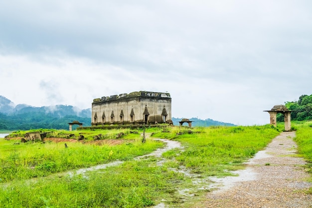 Temple en barrage et champ vert naturel