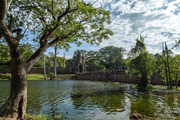 Photo temple bayon à angkor thom, point de repère à angkor wat, siem reap au cambodge.