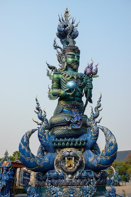 Temple bleu Wat Rong Suea Ten Beau temple dans la province de Chiang Rai