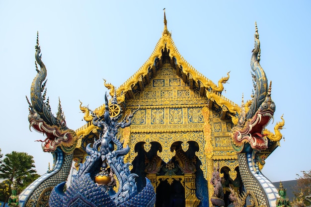 Temple bleu Wat Rong Suea Ten Beau temple dans la province de Chiang Rai