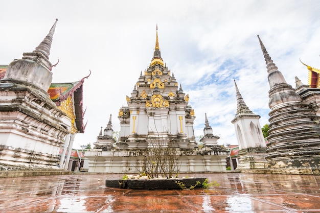 Photo temple bouddhiste avec fond de ciel