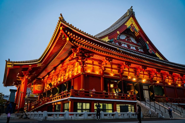 Le temple bouddhiste Senso-ji illuminé à Asakusa au crépuscule