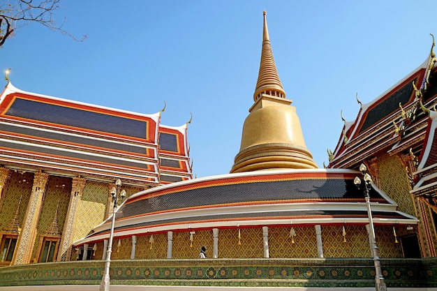Temple bouddhiste Wat Ratchabophit avec la galerie circulaire et une immense pagode dorée à Bangkok