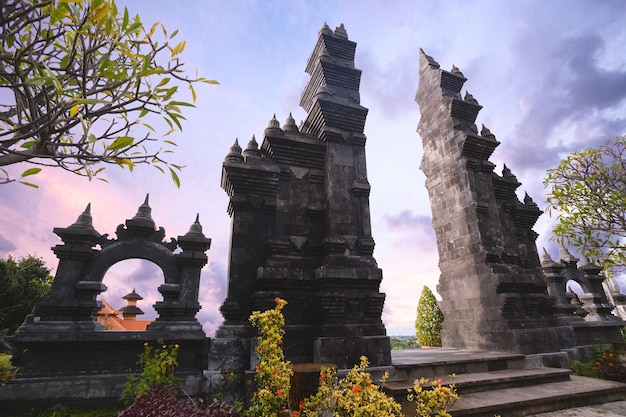 Temple Brahmaviharaarama Sur Coucher De Soleil Violet Bali Indonésie