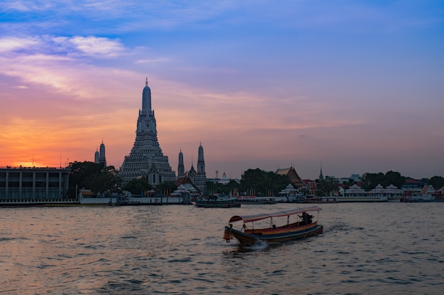 Temple célèbre en Thaïlande (Wat Arun)