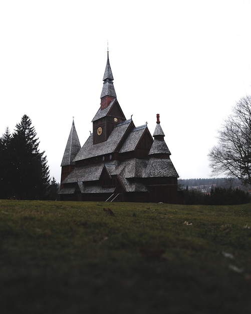 Photo un temple sur un champ contre un ciel dégagé.