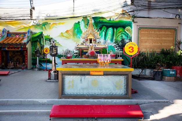 Temple chinois de San Chao Pu Ya ou sanctuaire des ancêtres de l'arrière-grand-père et de la grand-mère pour les personnes visitant et respectant la prière le 19 décembre 2017 à Udon Thani en Thaïlande