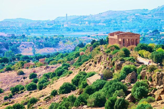 Temple de Concordia et paysage à Agrigente en Sicile, Italie