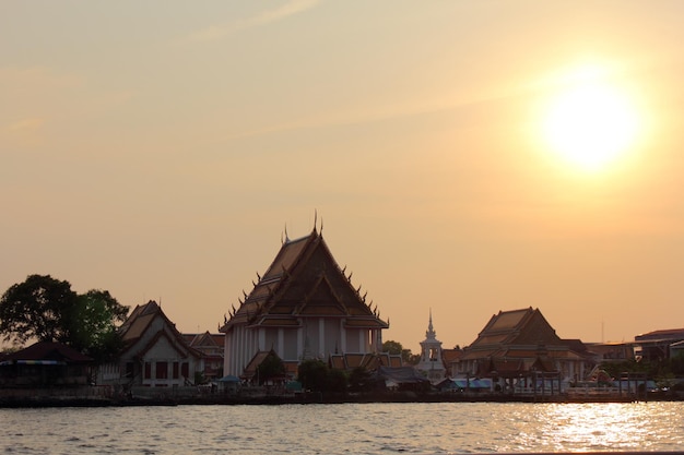 Temple contre le ciel au coucher du soleil