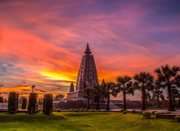 Le temple contre le ciel au coucher du soleil