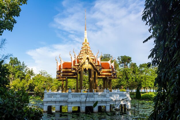 Le temple contre la construction