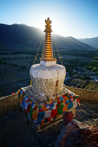 Le temple contre les montagnes