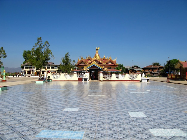 Le temple sur la côte du lac Inle Myanmar