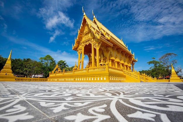 Temple couleur or belle architecture d'art à Wat Pluak Ket rayong, Thaïlande