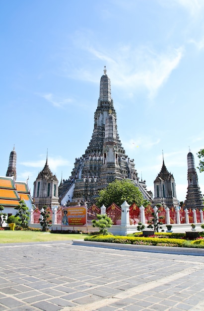 Photo le temple de dawn wat arun et un beau ciel bleu à bangkok, thaïlande