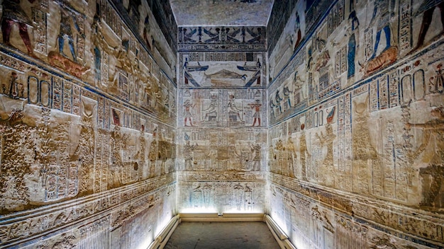 TEMPLE DE DENDERA, QENA, EGYPTE : Prix avec d'anciens hiéroglyphes et reliefs dans le temple de la déesse Hathor à Dendérah