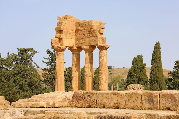 Temple de Dioscuri (Castor et Pollux). Célèbres ruines antiques dans la Vallée des Temples, Agrigente, Sicile, Italie. Patrimoine mondial de l'UNESCO.