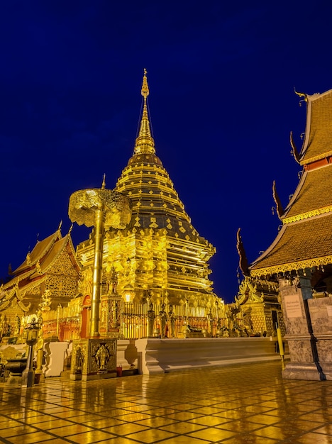 Temple Doi Suthep au crépuscule historique de Chiang Mai en Thaïlande