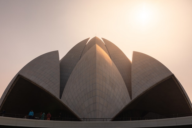 Photo temple du lotus de la religion bahai à new delhi, en inde.